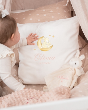Suloinen tyynynpäällinen pupumotiivilla sekä nimellä ja syntymäpäivällä