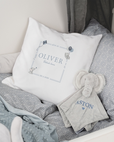 Hvit pute med elefantmotiv og navn og dato