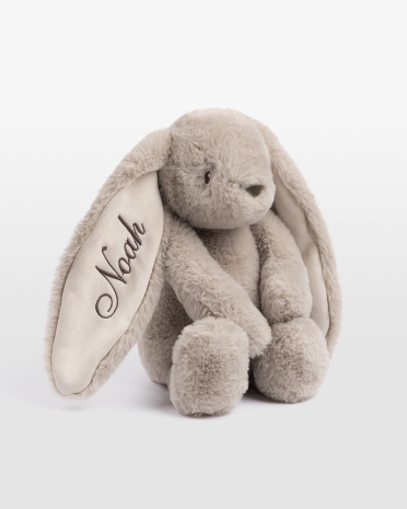 Kosedyr formet som en kanin som broderes med barnets navn i det lange øret