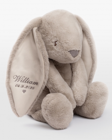 sandfarget kosekanin med brodert navn og fødselsdato