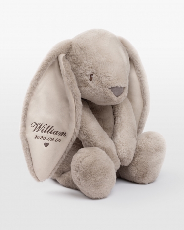 sandfarget kosekanin med brodert navn og fødselsdato