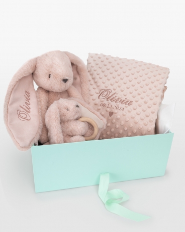 Personlig gavepakke til baby med kosedyr, babyteppe og kosedyr med bitering.