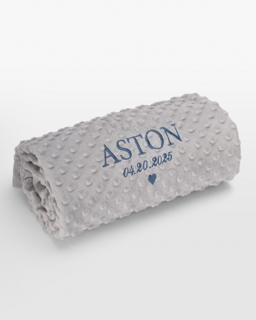 Grått babyteppe med blått navnebroderi