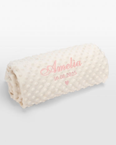 Kremfarget babyteppe med rosa navnebroderi