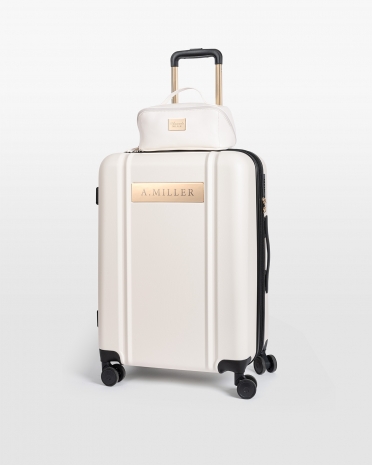 Koffert og toalettmappe med navn i fargen krem