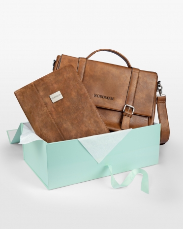 Gavesett med laptopveske og dokumentmappe som merkes med valgfritt navn