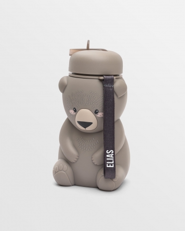 Vannflaske med navn, laget av silikon. Silikonflasken for barn er formet som en bjørn, noe som gjør det morsommere for små barn.