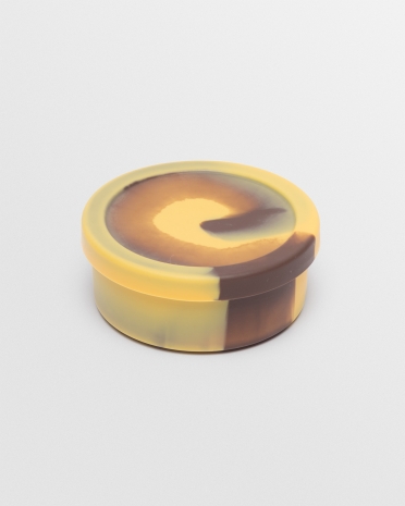 Snackboks i silikon for barn. I snackboksen med lokk er det plass til kjeks eller frukt.