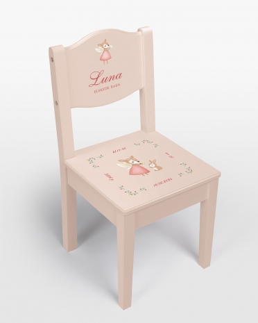 Rosa dåpsstol med navn og fødselsopplysninger.