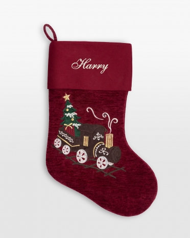 Rød julestrømpe med brodert navn og dekorativt togmotiv