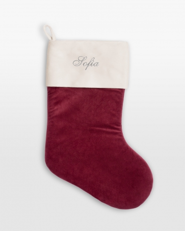Rød julestrømpe med brodert navn