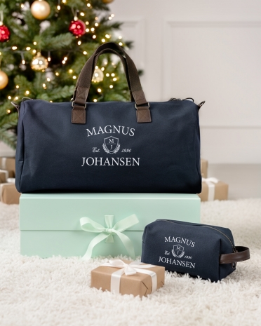 Julegavetips til ham med marineblå duffelbag og toalettmappe som merkes med valgfritt navn.
