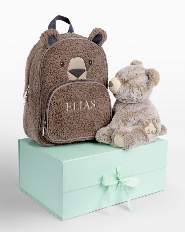 Gavesett med barneryggsekk og kosedyr med navn, formet som bjørner