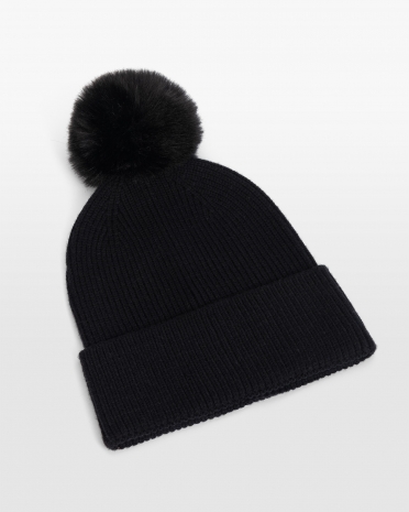 Svart lue med pynt, perfekt for varm og stilig vinterlook med klassisk design.