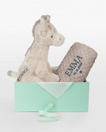 Kosedyr og brunt teppe med brodert navn og dato