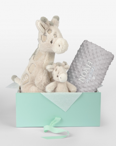 Gavesett for barn med rangle, kosedyr og mykt grått teppe med navn