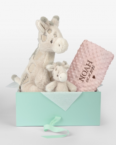 Gavesett til barn med rangle, kosedyr og mykt teppe med navn