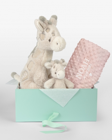 Gavesett til barn med rangle, kosedyr og mykt teppe med navn