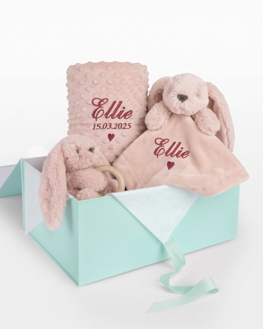 Personlig rosa gavesett med et mykt babyteppe, en koselig kaninkoseklut med brodert navn i rødt og en kosekanin med bitering.
