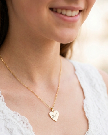 Halskjede i form av et hjerte med personlig gravering