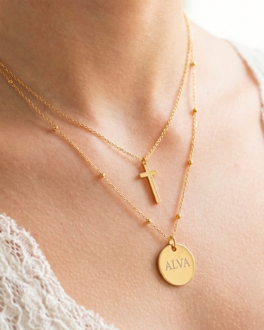 Sett med to halskjeder – det ene graveres med navn