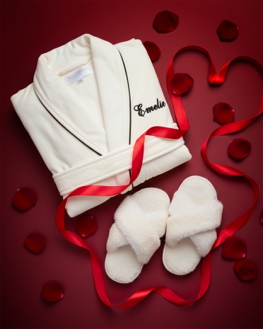 Gavesæt til hende med hjemmesko og badekåbe med navn, til Valentinsdag