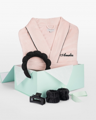 Gavesett med rosa morgenkåpe brodert med navn og et sett med hårtilbehør
