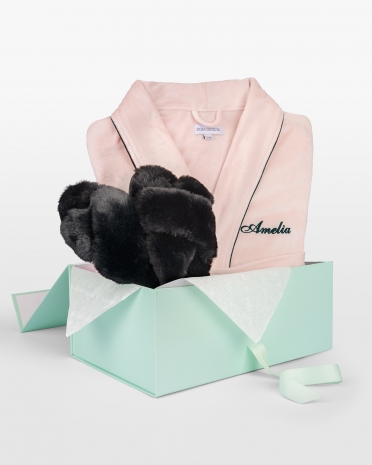 Gavesett med rosa morgenkåpe med navn og svarte, fluffy tøfler i damestørrelse