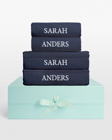 Håndklesett i marineblått med hvitt broderi