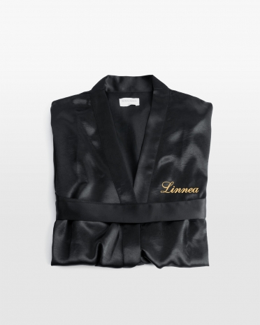 Svart satengrobe med gullbrodert design