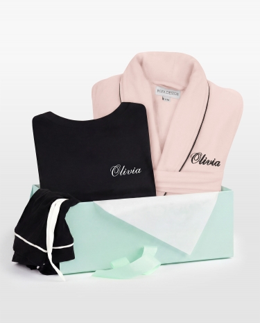 Gavesett med svart pyjamas og rosa morgenkåpe med navn
