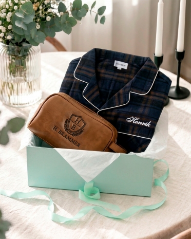 Personlig gavesett til pappa med mørkeblå pyjamas og cognacsfarget toalettmappe i skinn med broderi