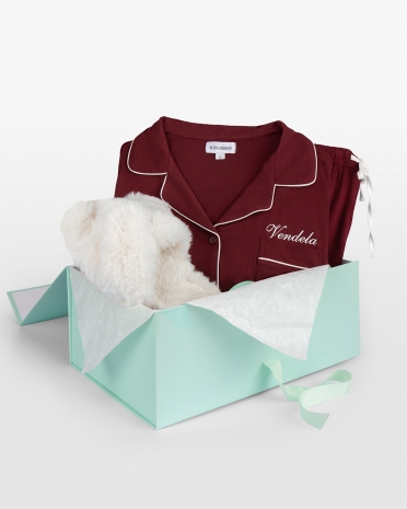 Gavesett med vinrød damepyjamas med navn og kremfargede, fluffy tøfler