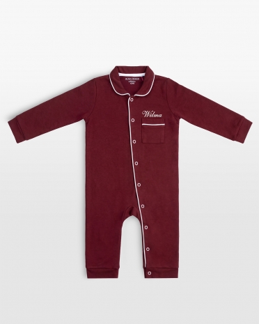 Vinrød babypyjamas med navn
