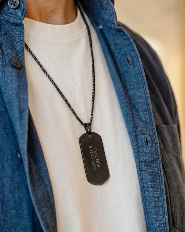 Svart halskjede med lenke og personlig gravering