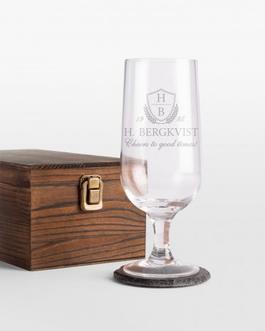 Set med ølglass med navn, glassunderlag samt oppbevaringsboks i tre.