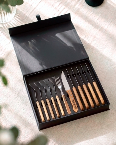 Svart eske med 12 grillbestikk i tre og metall med gravert navn
