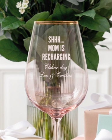 Personlig gravert rosa vinglass til mamma