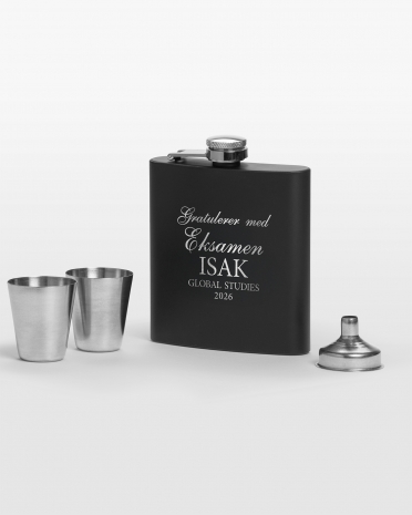Svart lommeflaske med personlig gravering – perfekt konfirmasjonsgave