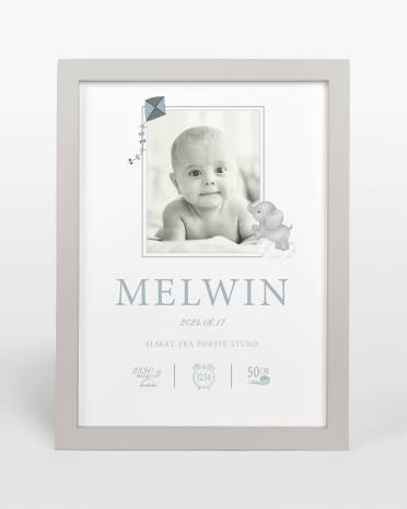 Grå trætavle med navn og bilde