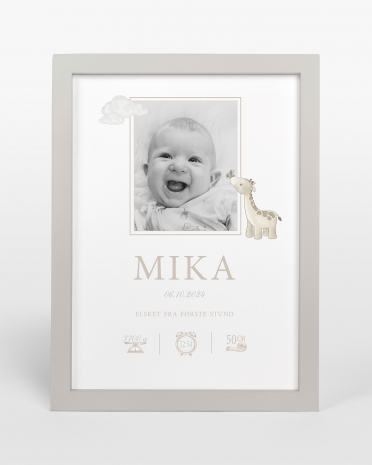 Dåpstavle med barnets navn og fødselsopplysninger