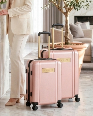 Sett med rosa koffert og kabinbag med gravert navn