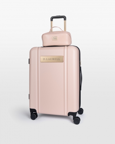 Rosa koffert og reisetoalettmappe med navn