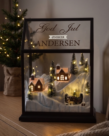 Juleby med kjørende tog og belysning, kommer med personlig hilsen