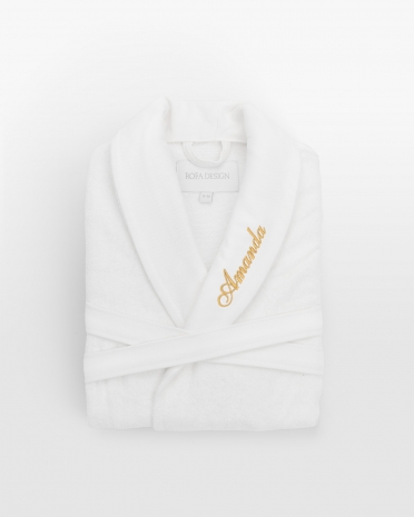 hvit badekåpe med gullbroderi og navn