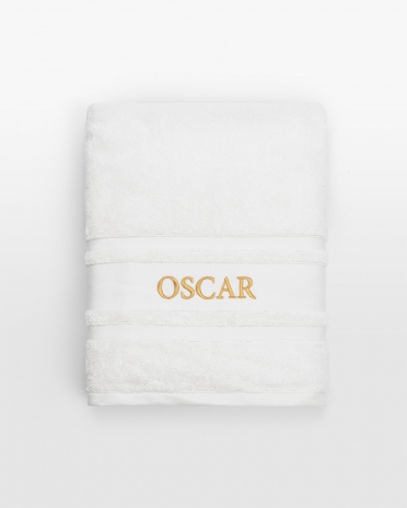 hvitt håndkle med brodert navn