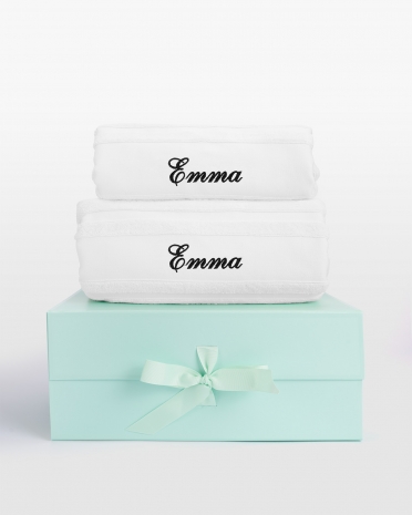 Hvitt håndklærsett (50x70, 70x140) med personlig svart broderi, ideelt for moderne eleganse og komfort.