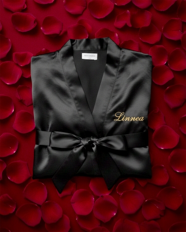 Svart satengbadekåpe med navn til Valentinsdagen