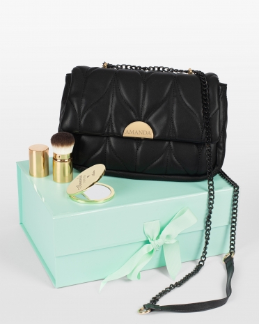 Skulderveske, lommespeil og sminkebørste til henne