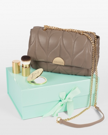 Sett med veske, lommespeil med navn og sminkebørste